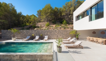 Resa Estates Ibiza villa te koop modern 1. pool side.jpg